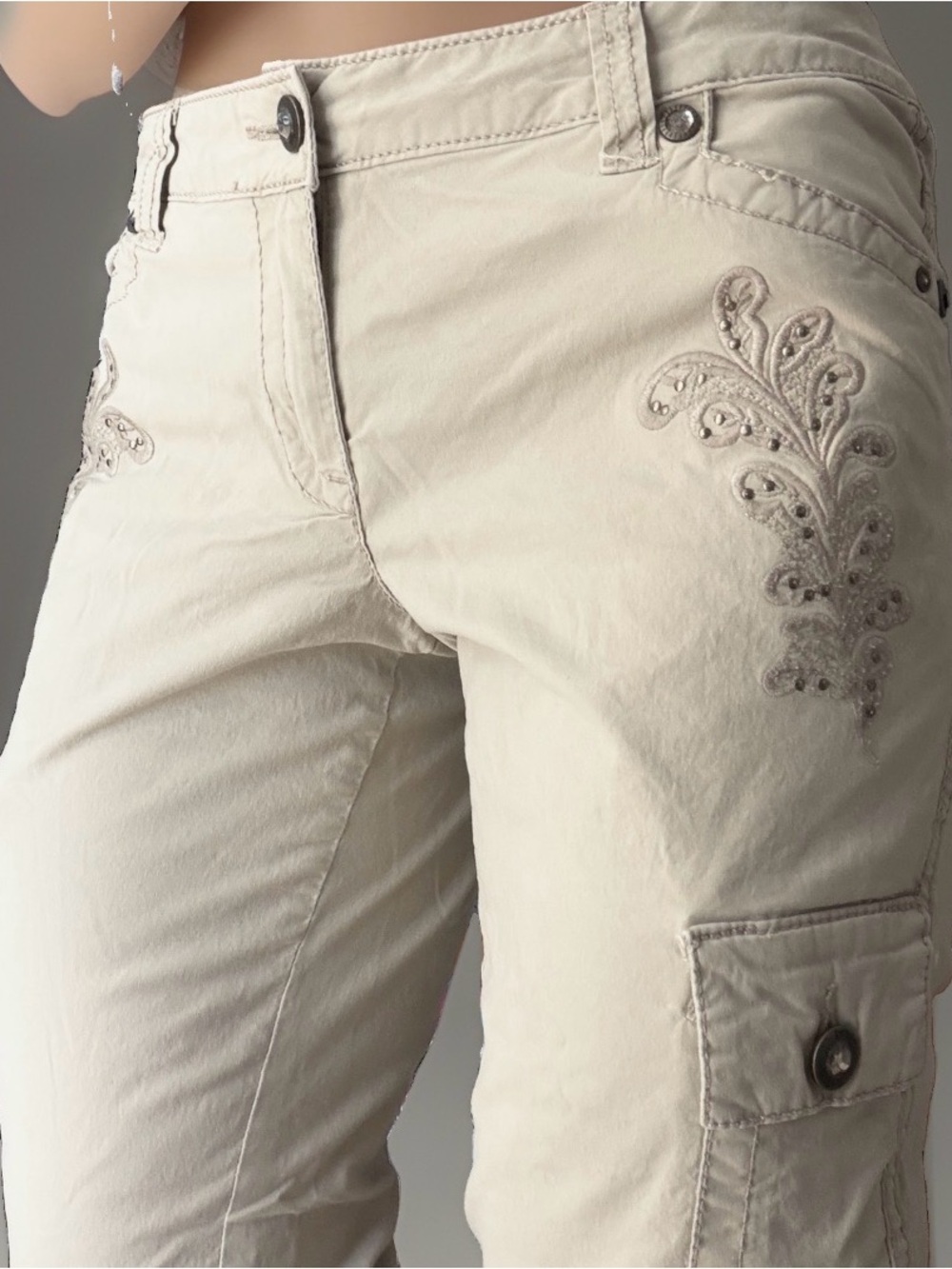 Cache Beige Embroidered Studded Cargo Pants size 0 Low Rise Cotton ruched capri